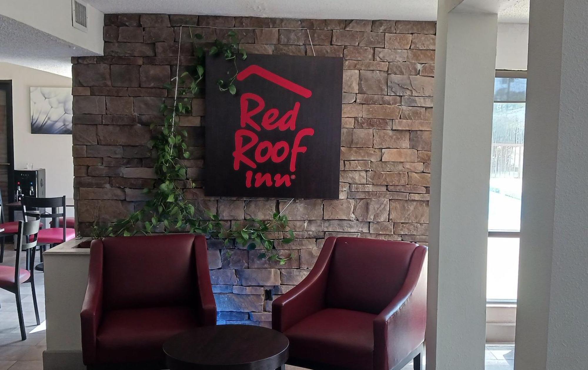 Red Roof Moss Point